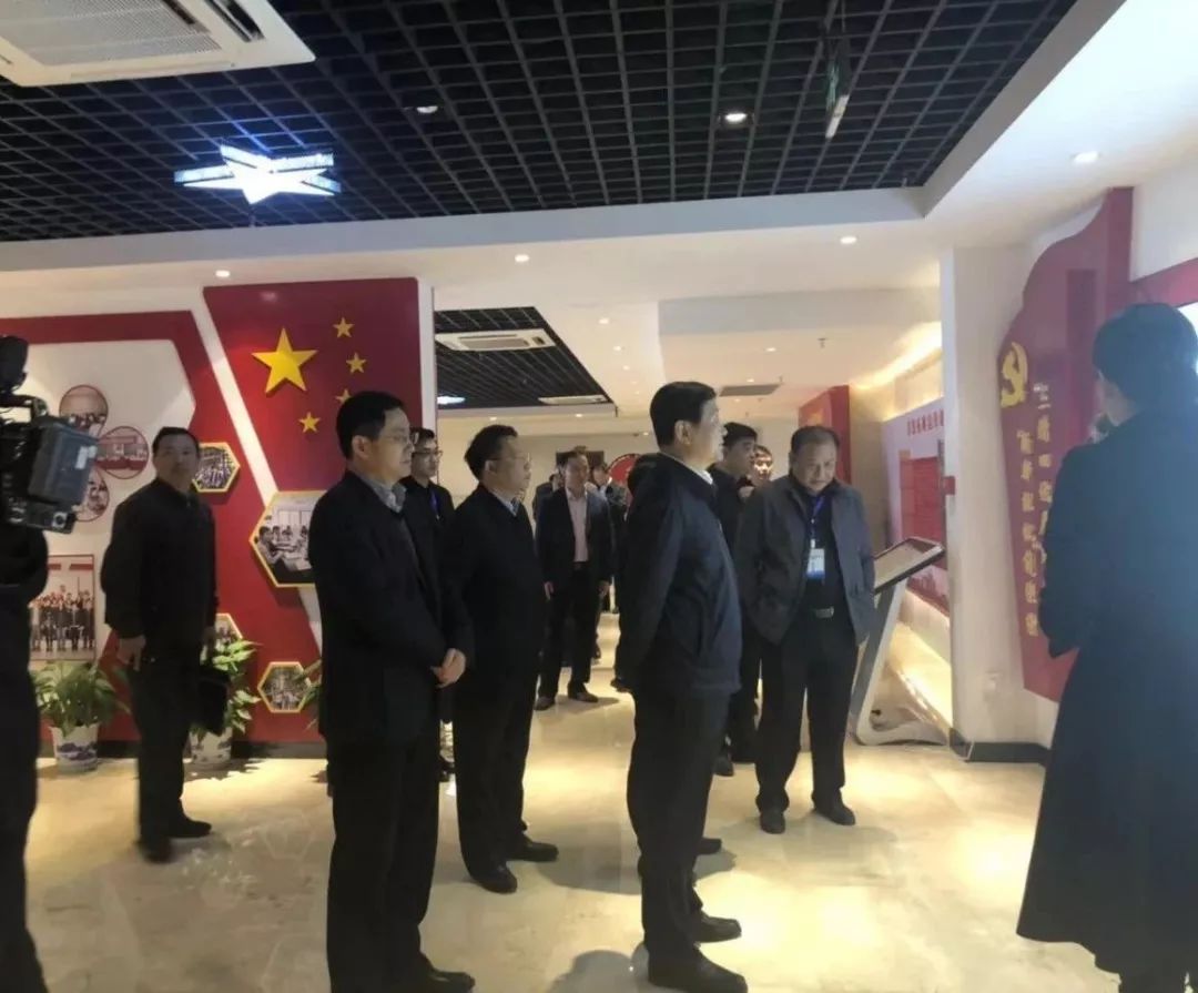 省委常委、秘書長趙力平參觀考察區黨群服務中心 