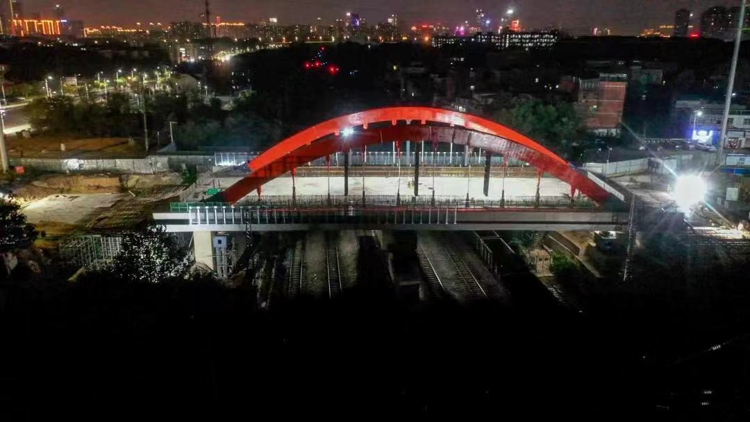 全國首次！6400噸跨車站系桿拱混凝土梁頂推施工完成！