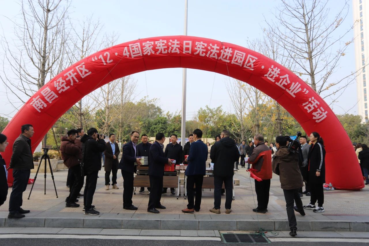 區社發局聯合集團開展&ldquo;12.4送法進企業&rdquo;活動